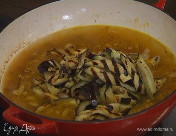 Обжаренные баклажаны нарезать полосками, добавить в сковороду с рисом, накрыть крышкой и отправить в разогретую духовку на 20–25 минут.