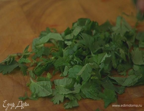 Кинзу мелко порубить.