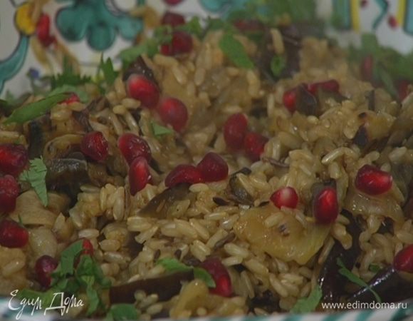 Готовый рис выложить на блюдо, посыпать гранатовыми зернами и измельченной кинзой.