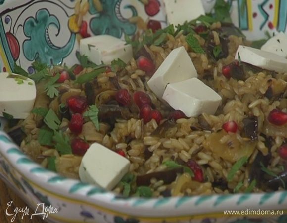 Фету порезать небольшими кусочками и выложить сверху на рис.