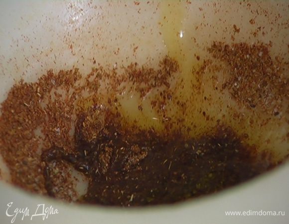 В ступке соединить хмели-сунели, кориандр, паприку, сумах и сванскую соль, все растереть, затем добавить морскую соль, свежемолотый перец, влить оливковое масло и все перемешать.