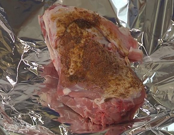 Противень выстелить фольгой, выложить мясо и смазать его со всех сторон пряной смесью.