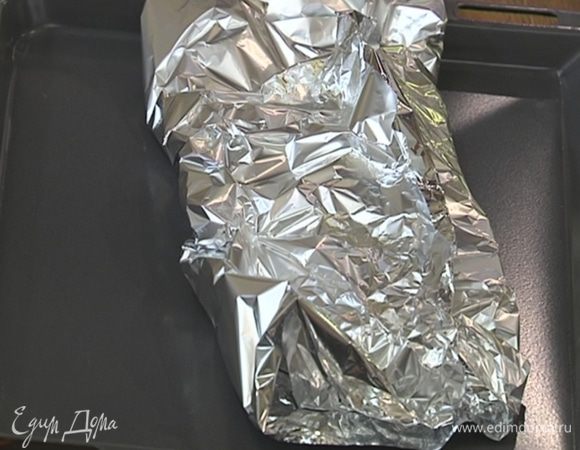 Накрыть баранину краями фольги и отправить в разогретую духовку, через 10 минут фольгу приоткрыть и продолжать запекать мясо.