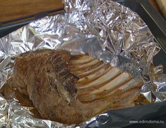 Последние 8–10 минут запекать баранину  под грилем. 