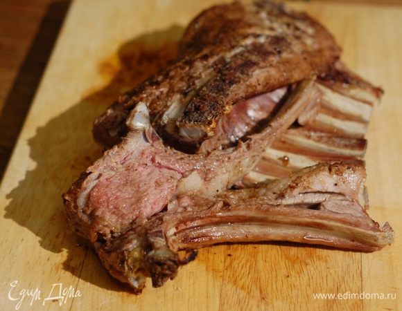 Готовому мясу дать немного отдохнуть, затем нарезать, полить гранатовым соусом и подавать.