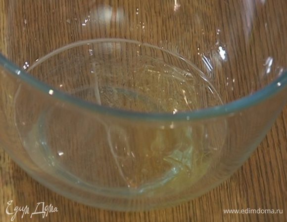 Желатин замочить в холодной воде и дать ему набухнуть.