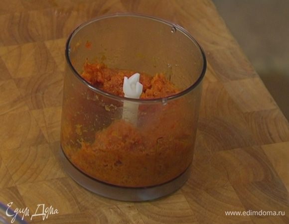 Курагу залить кипятком, через несколько минут воду слить. Промокнуть курагу бумажным полотенцем и взбить в блендере.