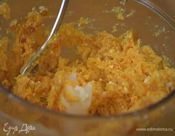 Творог размять вилкой и небольшими порциями вмешать в курагу, затем понемногу влить 100 мл сливок и продолжать взбивать до получения однородной массы. Добавить ванильный экстракт и взбить все еще немного.