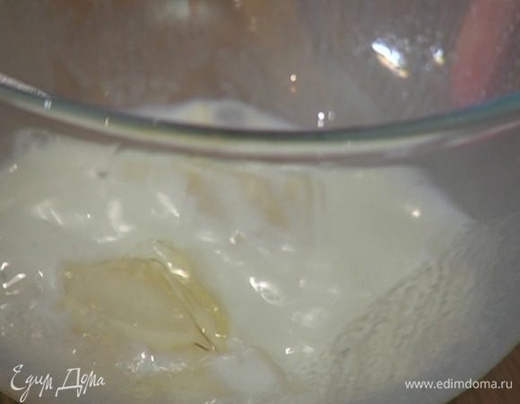 Желатин промокнуть бумажным полотенцем и растворить в горячем молоке.