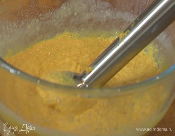 В молоко с желатином порциями ввести творожную массу с курагой и взбить все погружным блендером (если получится слишком густо, влить еще немного молока).