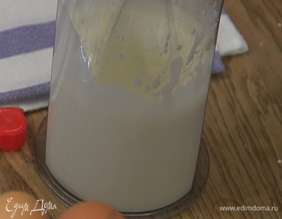 Оставшиеся 150 мл сливок взбить блендером с насадкой-венчиком.