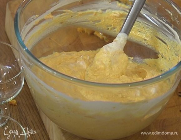 Взбитые сливки вмешать в творожную массу.