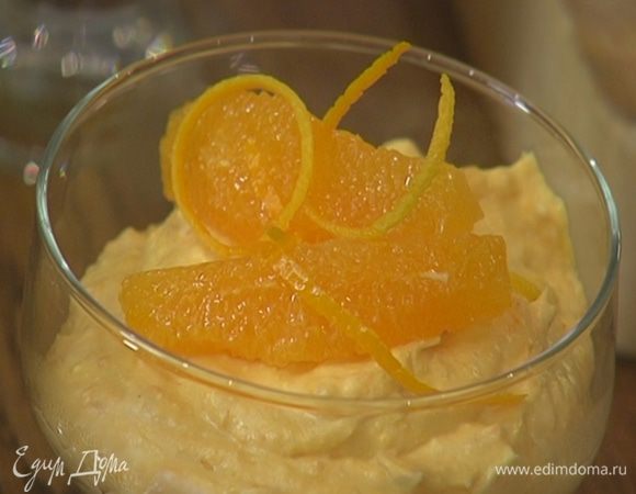 Охлажденное суфле украсить мякотью и цедрой апельсина.