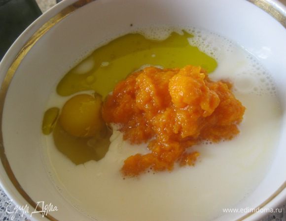 В другой миске смешать молоко ( комнатной Т), тыквенное пюре, яйцо и оливковое масло.