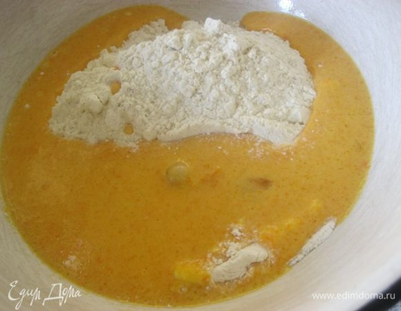 Влить яично-тыквенную смесь в мучную и тщательно перемешать.