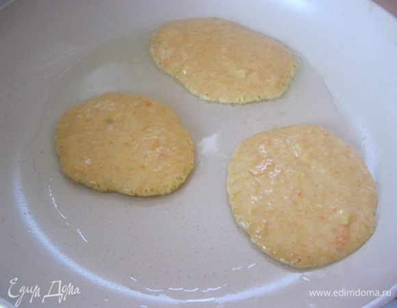 Сковороду хорошо разогреть и смазать раст.маслом. Обжаривать оладьи.