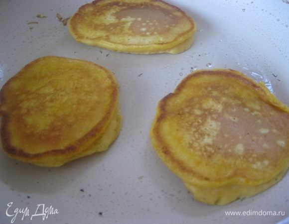 С двух сторон, на среднем огне, до золотистого цвета.