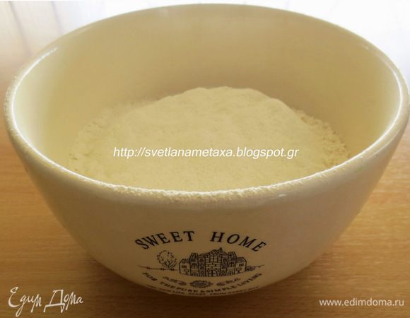 Муку просеять в миску.