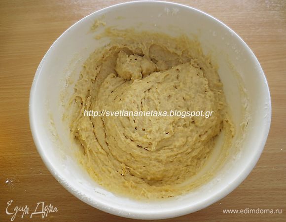 В просеянную муку добавляем соль, сахар, дрожжи,  по одному 2 яйца, молоко комнатной температуры, масло. 