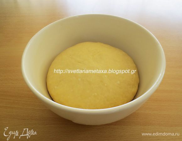 Замешиваем гладкое мягкое тесто. Собираем тесто в шар, выкладываем опять в миску.