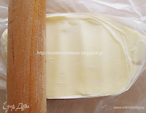 Холодное масло помещаем в пакет и при помощи скалки начинаем разбивать, придавая прямоугольную форму. Размер прямоугольника чуть меньше, чем половина пласта
