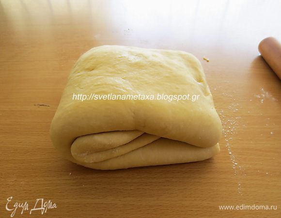 Собираем пласт вдвое, зажимаем края при помощи скалки. Раскатываем тесто толщиной 1 см. Затем складываем тесто вчетверо. 