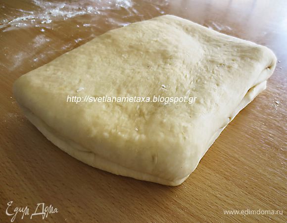 Кладем тесто в целлофановый пакет и оставляем в холодильнике на 30 минут. Затем вынимаем тесто и вновь раскатываем толщиной 1 см, складываем втрое. Отправляем в холодильник на 30 минут. Через полчаса тесто будет готово. 