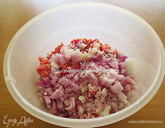 Пока тесто находится в холодильнике, подготавливаем начинку: фарш смешиваем с мелко порезанным луком и зеленью. Солим, перчим, хорошо перемешиваем.