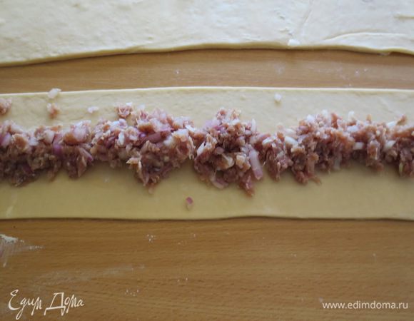 В середину каждой полоски по всей длине выкладываем начинку.