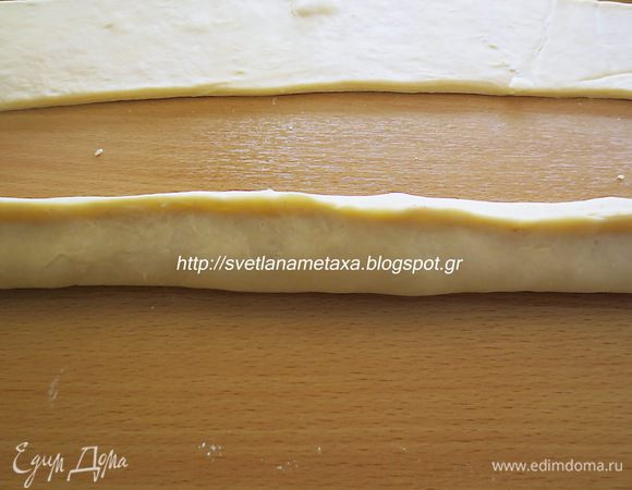 По всей длине полоски залепляем края.