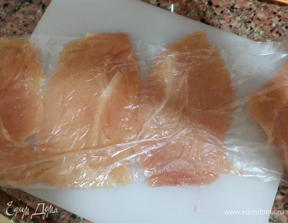 Покупаем крупную охлажденную куриную грудку. Мне прямо в маркете её разрезали на 4 части, сначала на 2 половины, а потом эти половины вдоль на 2 части. Затем отбили. Очень удобно)