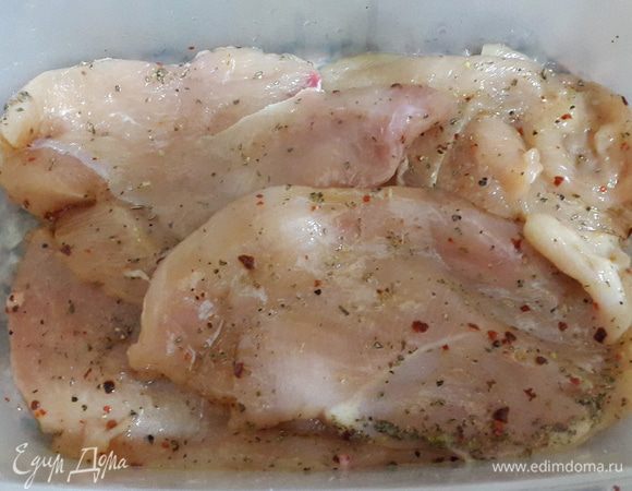 Филе моем и маринуем. Солим, перчим черным и красным перцами, посыпаем травками, сбрызгиваем оливковым маслом, равномерно обмазываем и отставляем в сторону.