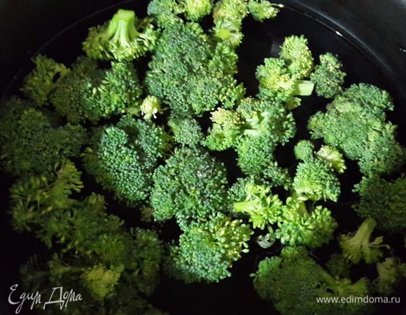 Брокколи моем, разбираем на соцветия и бланшируем в подсоленной воде 5 минут.