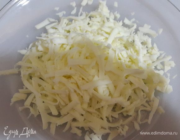 Сыр натираем на крупной терке.