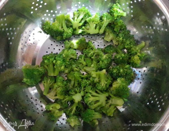 Брокколи откидываем на дуршлаг.