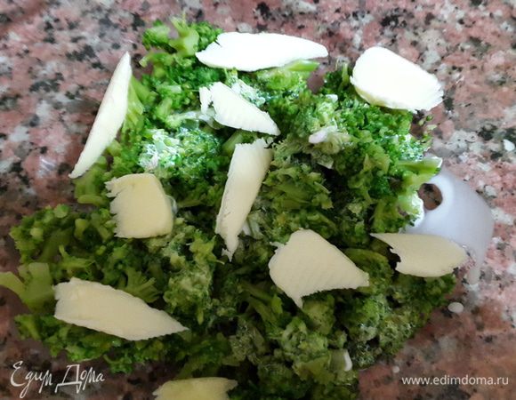 Добавляем сливочное масло маленькими кусочками и сливки, перемешиваем.