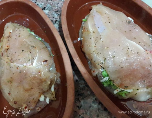 Накрываем начинку вторыми половинками и отправляем в духовку. Включаем на 200С и занимаемся своими делами полчаса.