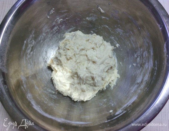 Приготовим опару:

Смешать муку и дрожжи, постепенно влить воду. Замесить довольно плотное тесто.
Накрыть миску с опарой пленкой и поставить в теплое место на 3-4 часа.