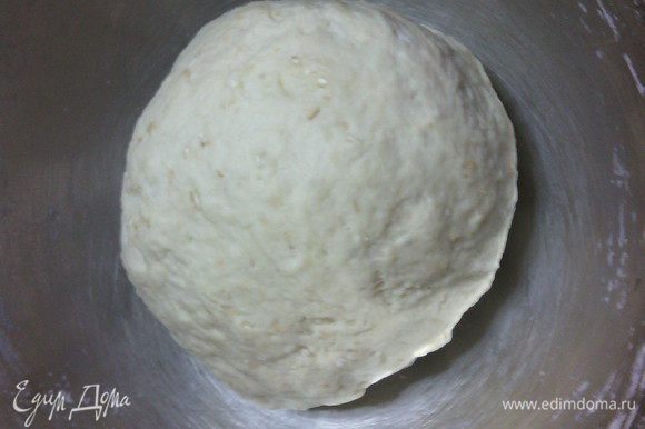 Замесить довольно плотное, мягкое, не липнущее к рукам тесто. Накрыть тесто и поставить в теплое место на 1,5-2 часа подходить.