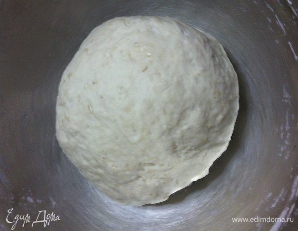 Замесить довольно плотное, мягкое, не липнущее к рукам тесто.
Накрыть тесто и поставить в теплое место на 1,5-2 часа подходить.