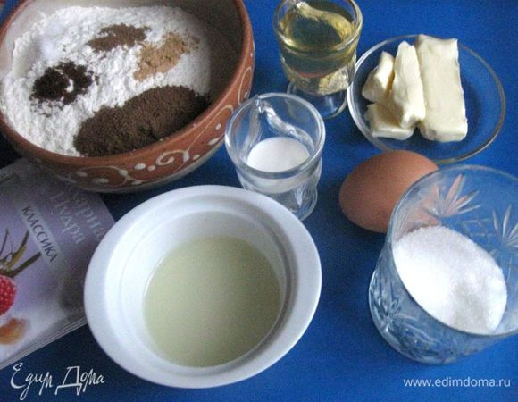 Муку смешать со специями и солью.