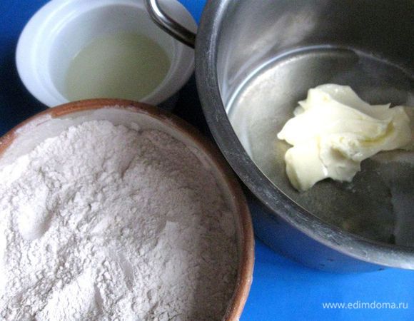 В небольшую кастрюлю или сотейник насыпать сахарный песок, добавить сливки, мед, масло, перемешать, растопить на медленном огне. 