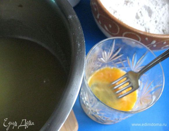 После того, как сироп полностью остынет, соединить его с взболтанным в стакане (вилкой) яйцом. Перемешать.
