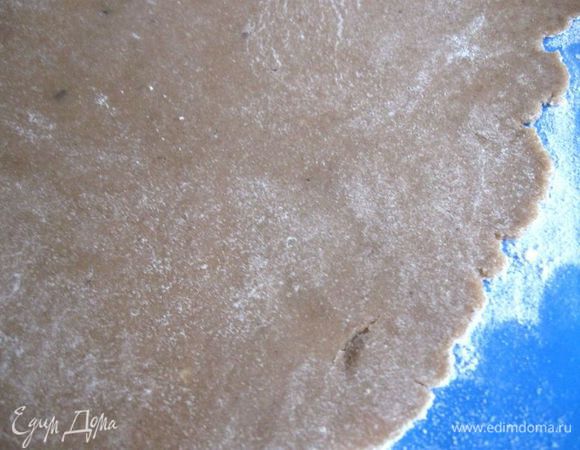 Раскатать  достаточно тонко (2 – 2,5 мм) тесто на посыпанном мукой столе. 