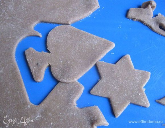 Вырезать печенье с помощью формочек.