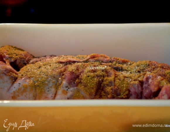 Свинину филе выкладываем в жаропрочное блюдо, сверху посыпаем молотым тмином, солью и перцем. Ставим в разогретую духовку на 200С на 45 мин. Если у вас другая часть свинины - готовьте дольше, чтоб она дошла.