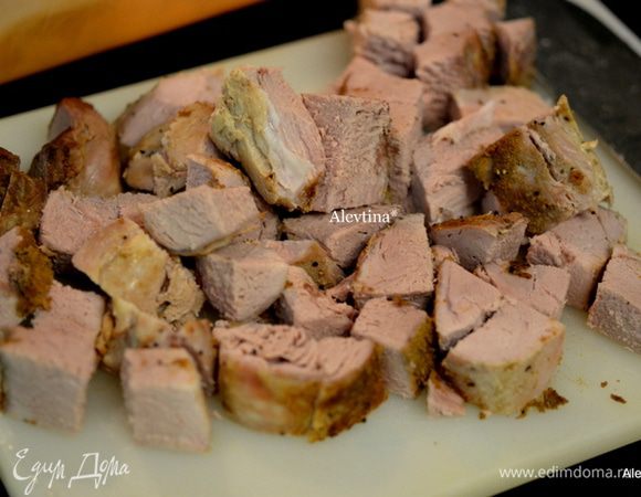 Я свинину готовила заранее, она успела у меня остыть. Режем ее на кусочки.