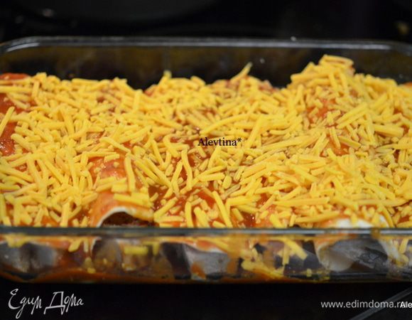 Приготовим соус:
В кастрюле небольшой смешаем растительное масло с мукой, примерно готовим 1 мин. Добавим чили порошок, кол-во можно убавить, если вам остро. Готовим 30 секунд. Добавим бульон, томатную пасту, орегано и тимьян, все перемешаем. Доводим до кипения, убавляем огонь и, помешивая, готовим 10 мин. Соус загустеет и убавится в количестве. 
Поливаем соусом готовые энчилады, сверху посыпаем тертым сыром. Выкладываем поверх фольгу. Ставим в разогретую духовку на 180С на 30 мин.
