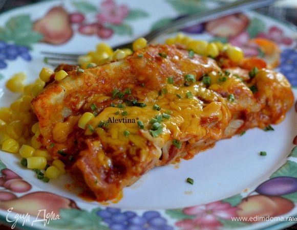 Готовые энчилады подаем с разогретой кукурузой. Посыпаем шнитт луком. Приятного аппетита.
