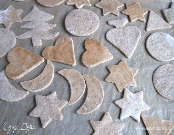 Разогреть духовку до 160С, печь приблизительно  20 – 25 минут ( время выпечки будет зависеть и от размера печенья), вам может потребоваться чуть меньше времени. Через 15 минут проверьте печенье. Вынуть печенье из духовки, дать ему полностью остыть. 